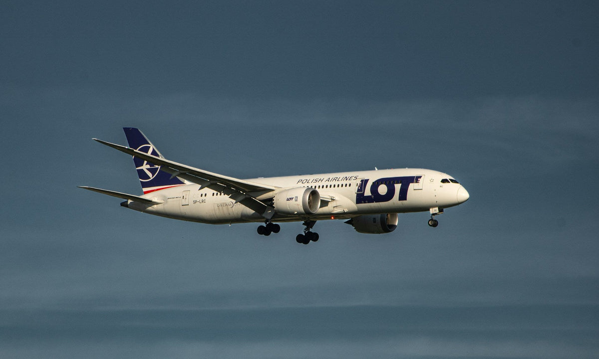 LOT_Polish_Airlines_Cabin_Baggage_2026_55x40x23_cm_8kg_Limit_and_9_Packing_Tips