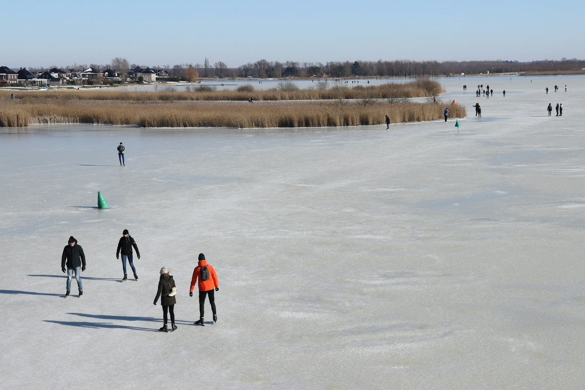 Natural_Ice_Skating_2026_27_10_Gear_Problems_and_How_to_Keep_Your_Phone_Dry