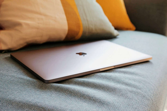 Paras kabiinikäsimatkatavara taskulla Apple MacBookille