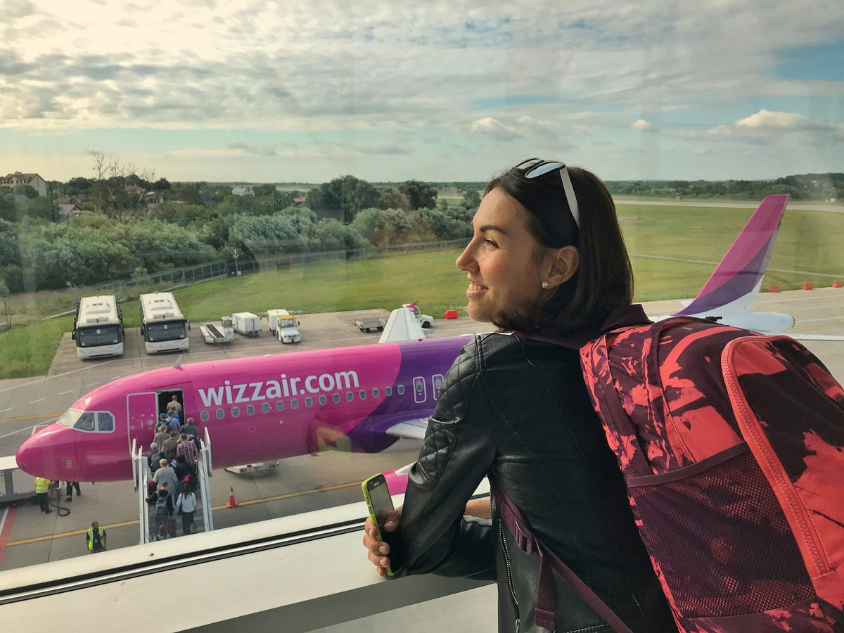 Primo piano di una borsa da cabina che soddisfa i requisiti di dimensione e peso del bagaglio a mano Wizz Air