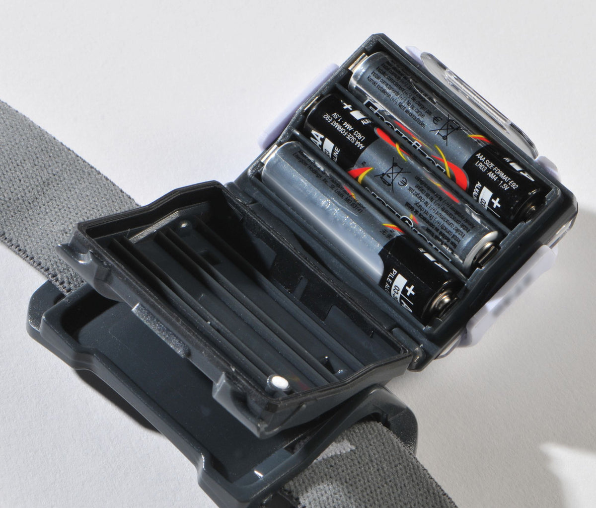 Vano batterie aperto della lampada frontale Peli 2760 con tre batterie AAA
