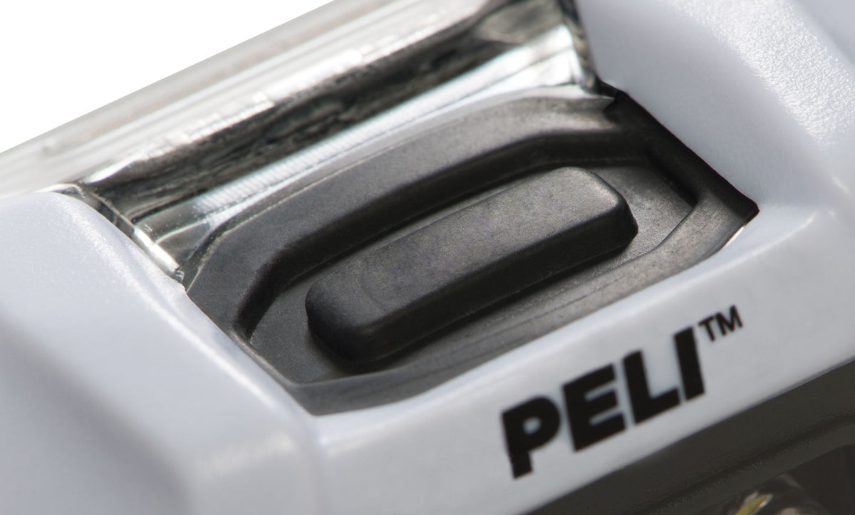 Primo piano dell'interruttore a pulsante della lampada frontale Peli 2760