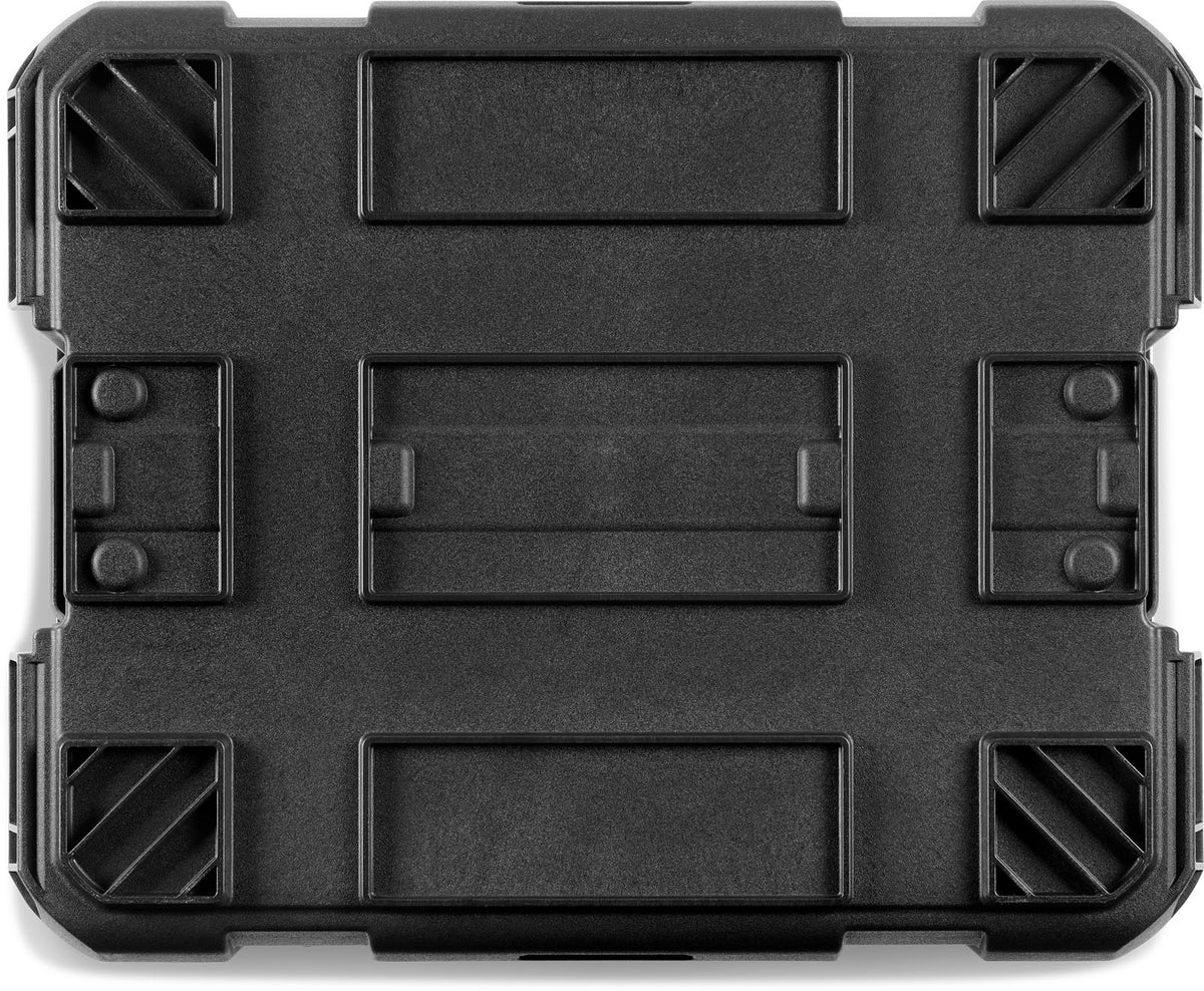 Peli CRATE 45L transportkasse i svart, sett fra undersiden med den sammenlåsende stablebunnen