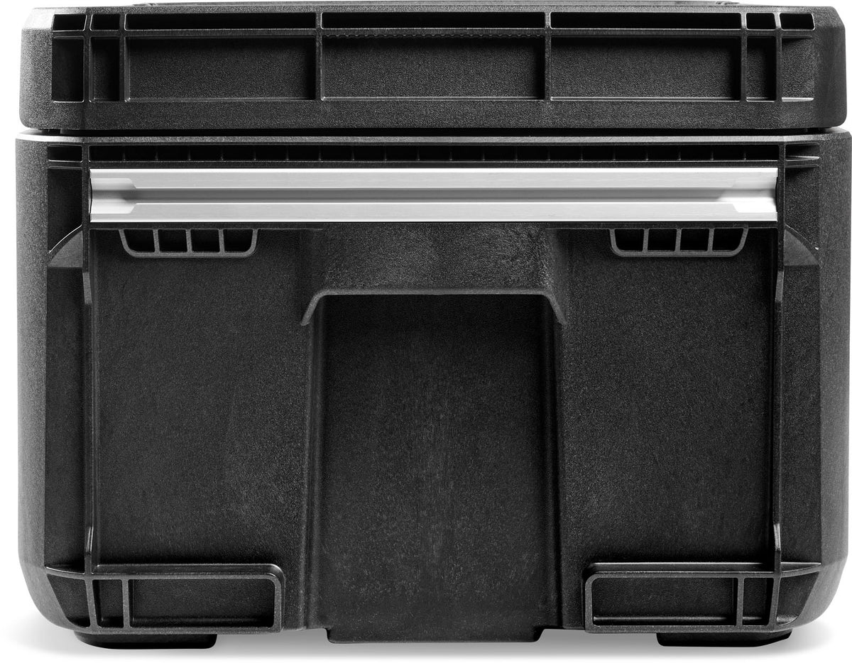 Peli CRATE 45L transportkasse i svart, sett fra siden med ModRail T-sporskinne og bærehåndtak