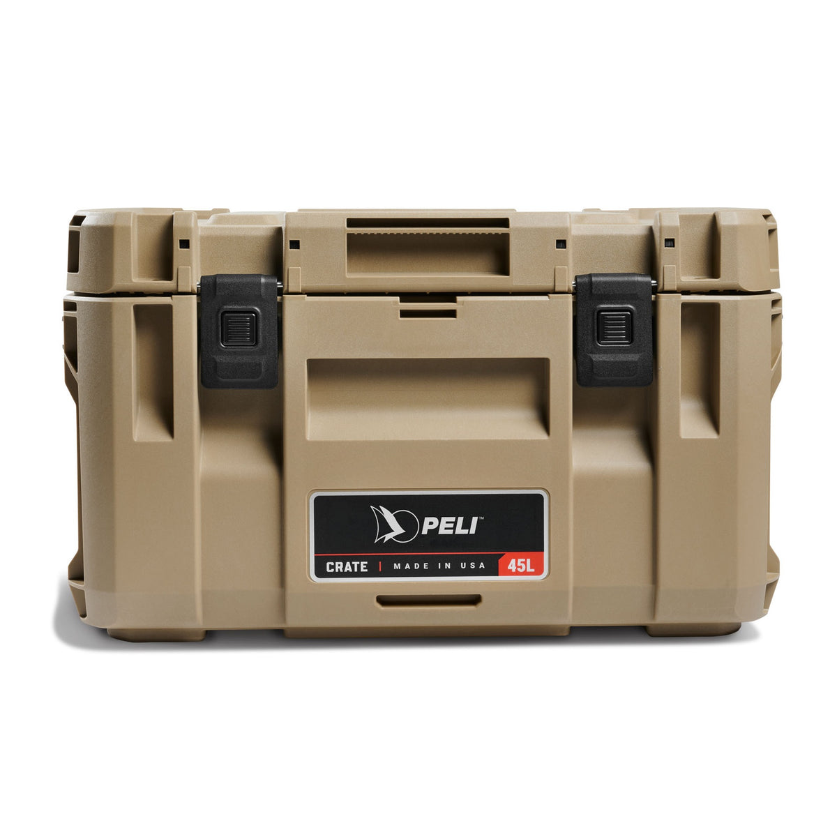 Peli CRATE 45L transportkasse i Desert Tan, sett bakfra med ModRail T-sporskinne og forsterkede bærehåndtak