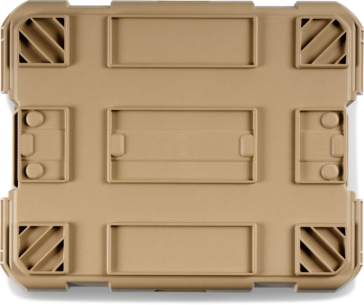 Peli CRATE 45L transportkasse i Desert Tan, sett fra undersiden med den sammenlåsende stablebunnen