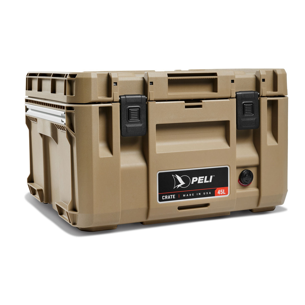 Peli CRATE 45L transportkasse i Desert Tan, sett skrått forfra med hengelåsbare hasper og ModRail-systemet