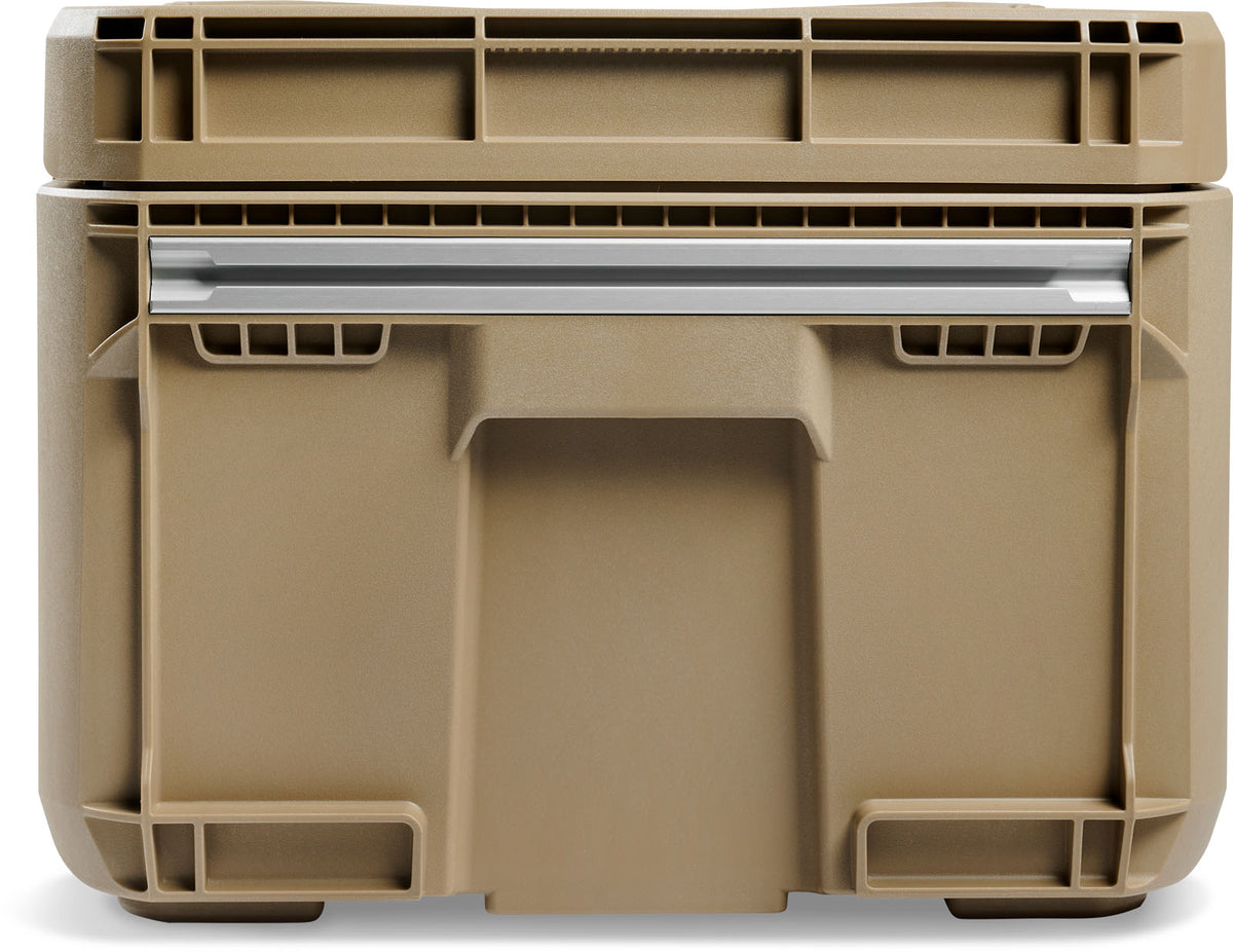 Peli CRATE 45L transportkasse i Desert Tan, sett fra siden med ModRail T-sporskinne og bærehåndtak
