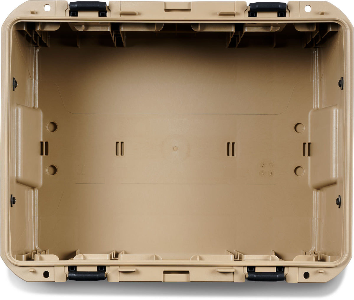 Peli CRATE 45L transportkasse i Desert Tan med åpent lokk, innsyn i det tomme interiøret på 45 liter