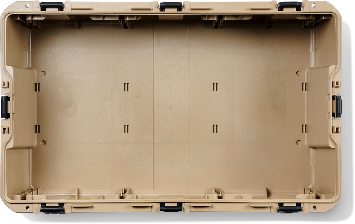 Peli CRATE 90L CR90 sandbeige kasse, åpen, sett ovenfra av det indre