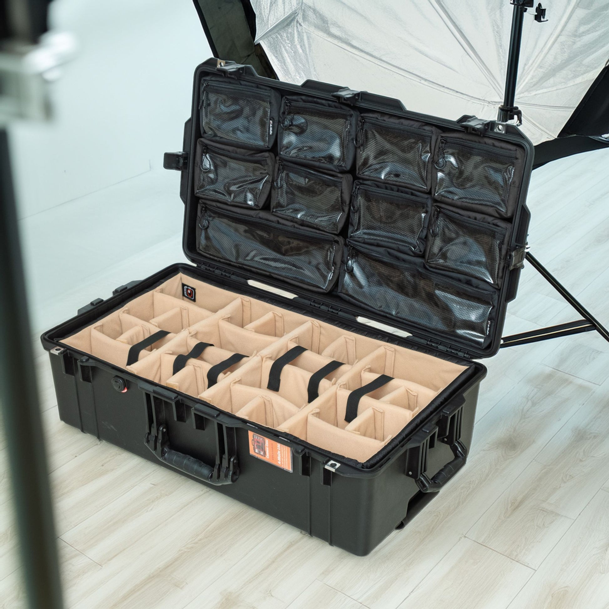 Органайзер за капака на Peli Air 1615 с десет ТПУ джоба на цип с мрежест десен, монтиран върху капака на куфара