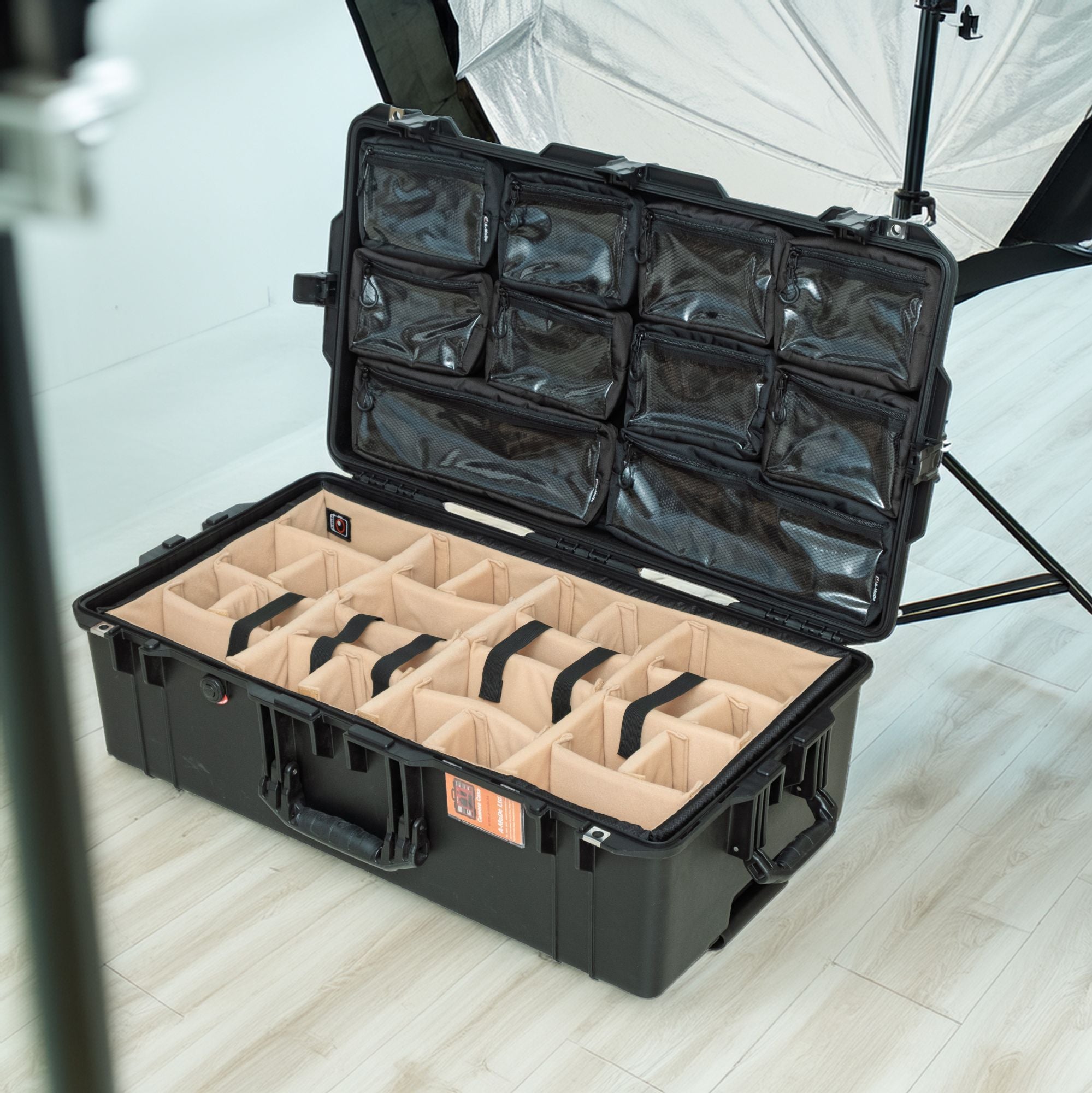 Органайзер за капака на Peli Air 1615 с десет ТПУ джоба на цип с мрежест десен, монтиран върху капака на куфара