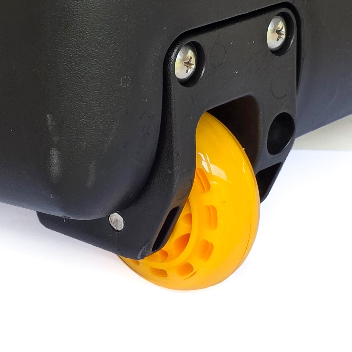 Coloured replacement rubber wheels for Peli Air cases – aftermarket 60 mm wheels, detail view