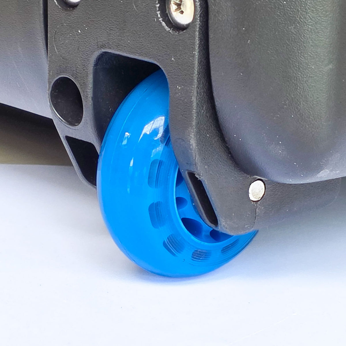 Coloured replacement rubber wheels for Peli Air cases – aftermarket 60 mm wheels, detail view