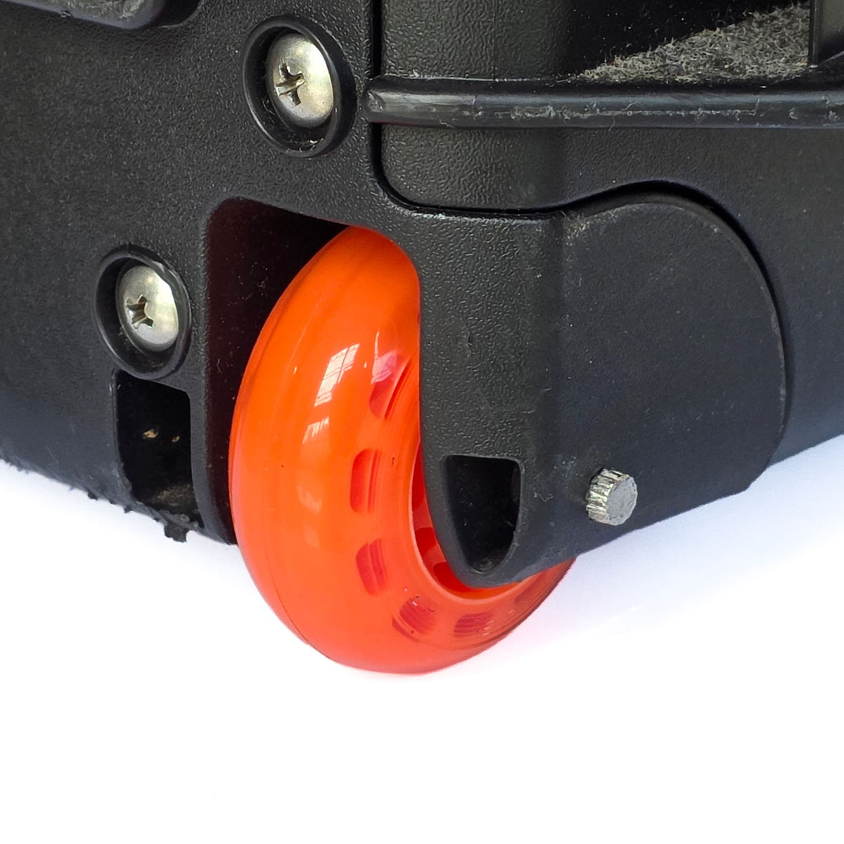 Coloured replacement rubber wheels for Peli Air cases – aftermarket 60 mm wheels, detail view