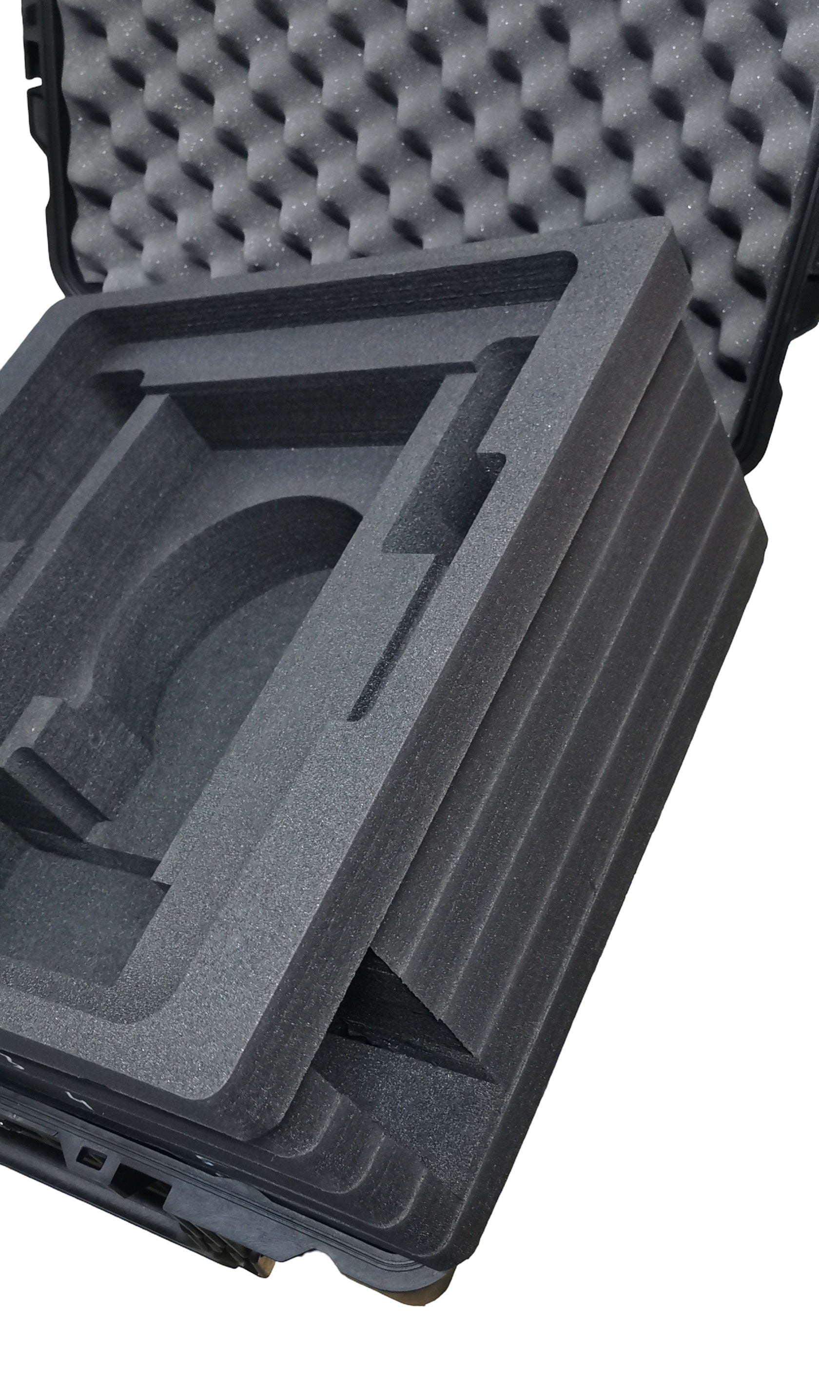 Open Peli 1640 koffer met aangepaste zwarte schuimstof inzet voor Starlink Performance Gen 2 componenten