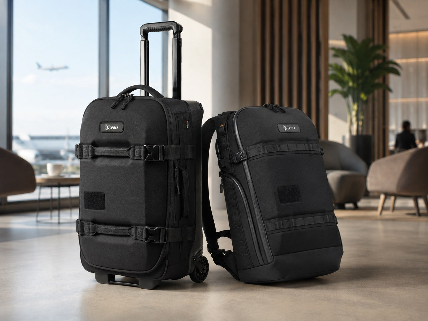 Peli Aegis PX25 Rucksack und HY22 Rollen-Reisetasche in einem Flughafenterminal